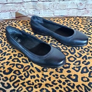Crocs Rare Leather Upper Ballet Flats Sz 8 EUC